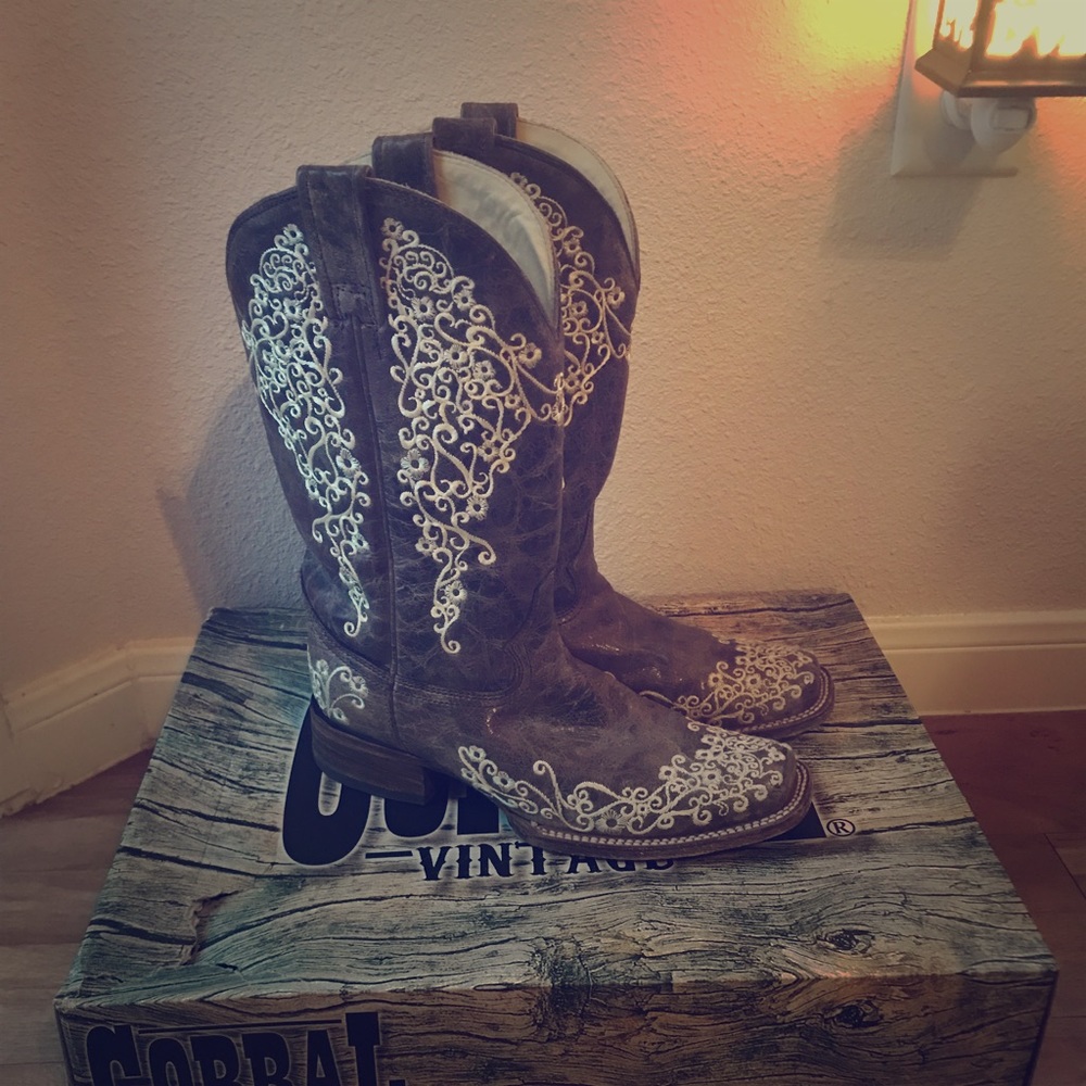 Corral Crater Bone Embroidered boots
